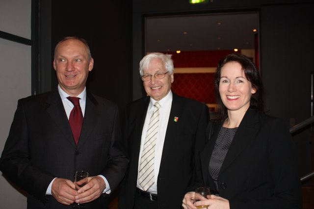 Dr. Christian Kuhse (v. li., Geschäftsführer Stadtwerke Buchholz), Steinbecks Ortsbürgermeister Kurt Hölzer und Kristin Marquardsen (Steenbeeker)