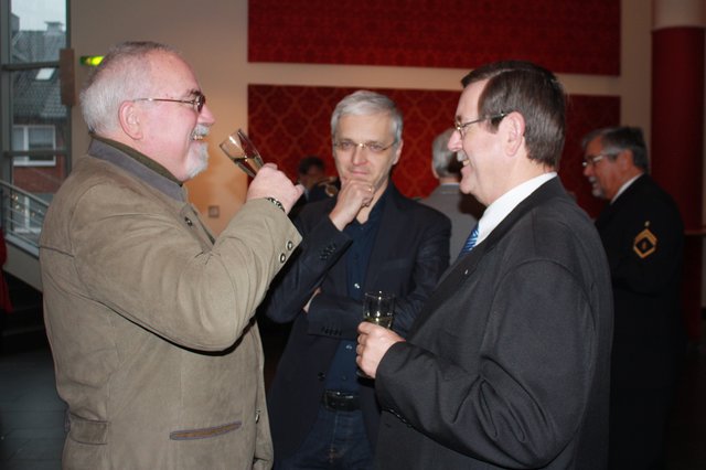 Lothar Hillmann (Vorsitzender TSV Buchholz 08, v. li.), Onne Hennecke (Geschäftsführer Empore) und CDU-Ratsherr Peter Noetzel