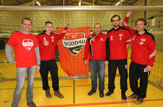 Bei den fünf Organisierern vom Turnierausrichter FC Roddau liefen alle Fäden zusammen (v.l.): Vereinsvorsitzender Oliver Friedrichs, Janik Kröger, Matthias Schimanski, Sebastian Burow und Turnier-Chef Arne Pohrt