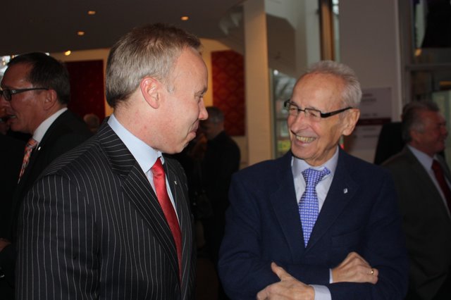 Christoph Diedering (li., Vorsitzender Wirtschaftsrunde Buchholz) und Arno Reglitzky (Vorsitzender Blau-Weiss Buchholz)