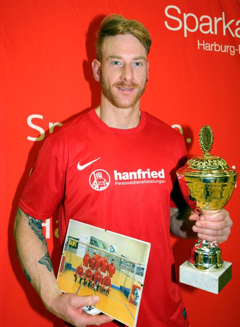 TSV-Kapitän Oliver Rupprecht mit dem begehrten Stadtpokal
