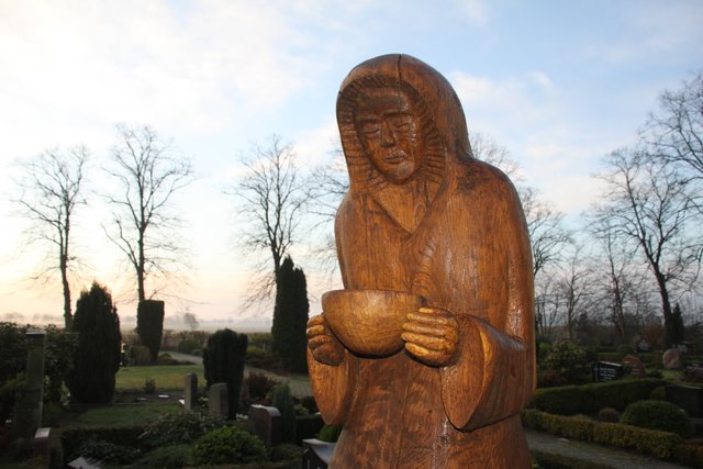 Das Kunstwerk steht in zentraler Position auf dem Dorffriedhof