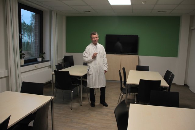 Chefarzt Martin Huber in einem Gruppenraum des Naubaus