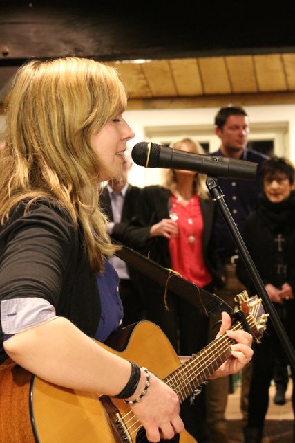 Sang zwei Lieder für die Gäste: Oberschullehrerin 
Julia Rieck