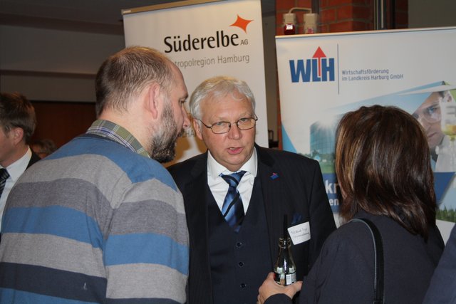 Im Gespräch (Mitte): Wilfried Seyer, Geschäftsführer der Wirtschaftsförderungsgesellschaft im Landkreis Harburg (WLH)