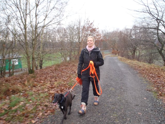 Bis hierhin waren wir noch richtig, links ist die Sportanlage des TSV Altkloster, Alexandra Bisping hat Lilli noch an der Leine