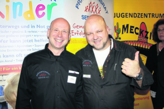 Auch der Präventionsrat Seevetal und das Jugendzentrum Meckziko präsentierten sich u.a. mit Rolf André (li.) und Markus Heinrich