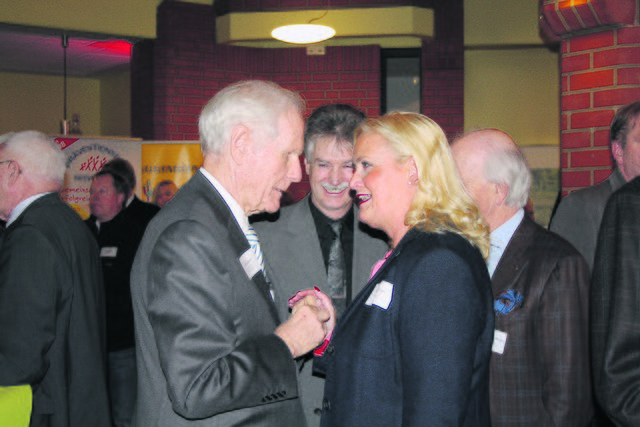 Seevetals Bürgermeisterin Martina Oertzen im Gespräch mit Unternehmer Horst Dörner. Im Hintergrund: Detlev Dose, Hauptorganisator des Empfangs