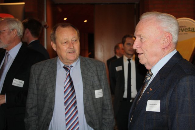 Seevetals Ehrenbürger Hermann Maack (re.) klönt mit Rolf Masloch, Ortsbürgermeister von Ramelsloh (CDU)