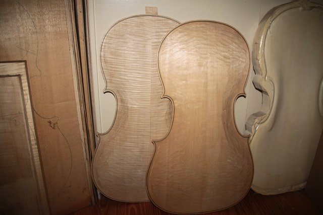 Aus diesen Holzbauteilen entsteht ein Cello