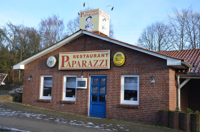 Das „Paparazzi“ liegt verkehrsgünstig in Klecken. Parkplätze befinden sich direkt vor dem Restaurant