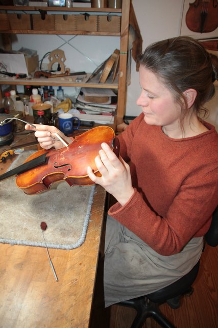 Feinarbeit: Constanze Bruns benutzt Werkzeuge, die an Zahnarztinstrumente erinnern