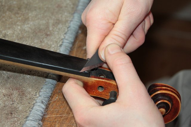 Handarbeit mit scharfer Klinge