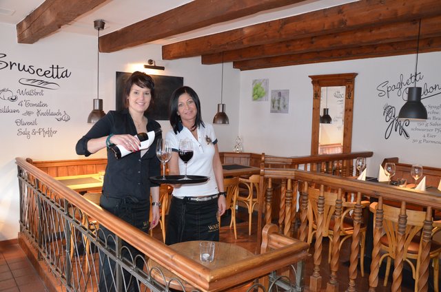 Daniela Kutschmann (li.) und Azra Sabic im gemütlichen Ambiente des „Paparazzi“