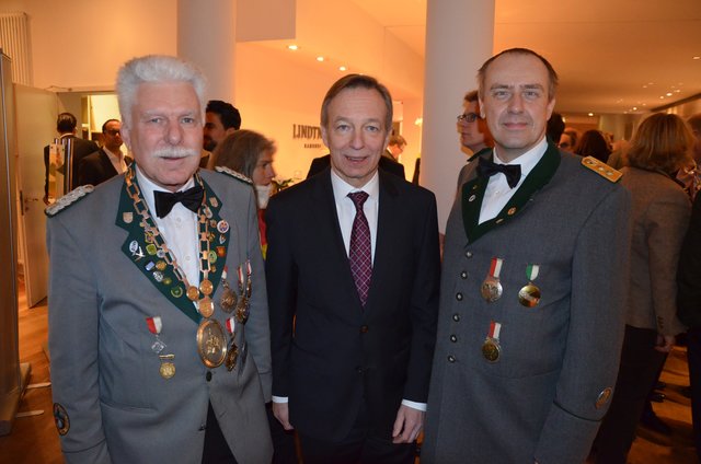 Freuten sich auf den Vortrag (v.li.): Gildemeister Ingo Volkland, Sparkassen-Vorstand Heinz Lüers und Conrad Bader von der Schützengilde