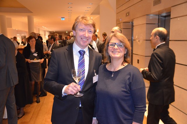 Frank Meyer (VGH-Versicherung aus Buchholz) und Nicola Dultz-Klüver (WOCHENBLATT-Verlag Schrader GmbH & Co. KG)