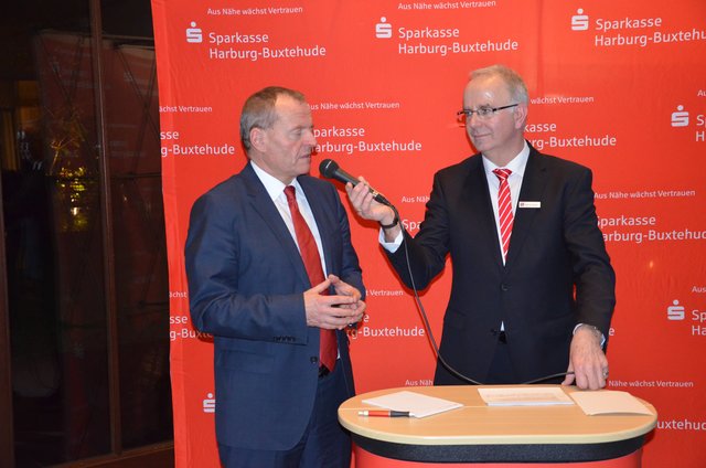 Wilfried Wiegel (re.) zuständig für das Marketing der Sparkasse Harburg-Buxtehude, interviewte Prof. Dr. Manfred Spitzer nach den Vorträgen