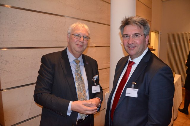 Wirtschaftsförderer Wilfried Seyer (li.) unterhielt sich mit  Bernd Wiechel