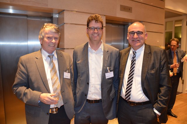 Martin Schrader (li., Verleger Wochenblatt-Verlag Schrader GmbH & Co. KG) unterhielt sich mit Matthias Iken (mitte) und Frank Jäschke (Vorstand Sparkasse Harburg-Buxtehude)