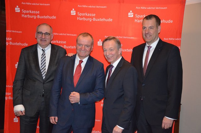 Freuten sich über die positive Resonanz der Gäste auf den Vortrag (v.li.): Frank Jäschke (Vorstand Sparkasse Harburg-Buxtehude), Prof. Dr. Manfred Spitzer, Heinz Lüers (Vorstandsvorsitzender Sparkasse Harburg-Buxtehude) und Andreas Sommer (Vorstand Sparkasse Harburg-Buxtehude)