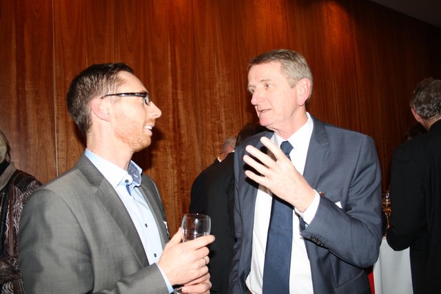 Thorsten Sundermann (BSV Buxtehude, links) und Klaus Mohrmann (Vorstand Autohaus Mercedes Hans Tesmer)