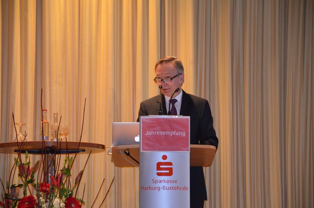 Heinz Lüers, Vorstandsvorsitzende der Sparkasse Harburg-Buxtehude, begrüßte die rund 550 Gäste auf dem Neujahrsempfang