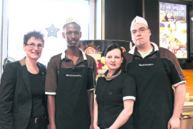 Mohamud Farah (Mitte) mit Frauke Petersen-Hanson (li.) und Nadine Dehnbostel von McDonald‘s