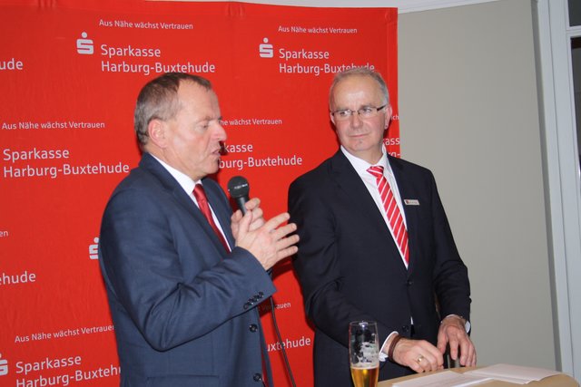Prof. Spitzer und Wilfried Wiegel (Sparkasse Harburg Buxtehude) im "Speakers Corner"