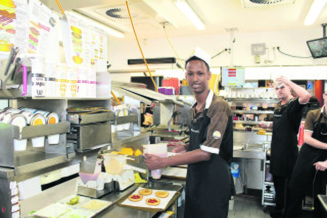 Mohamud Farah bereitet die Burger vor
