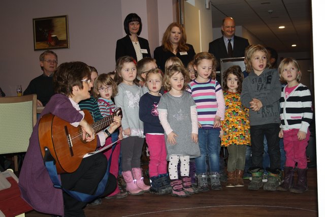 Die Kinder des Kindergartens Arche Noah singen bei der Eröffnungsfeier