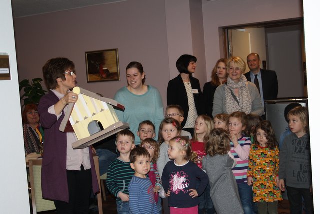 Als Geschenk zur Eröffnung bringt der Kindergarten "Arche Noah" ein Vogelhaus mit