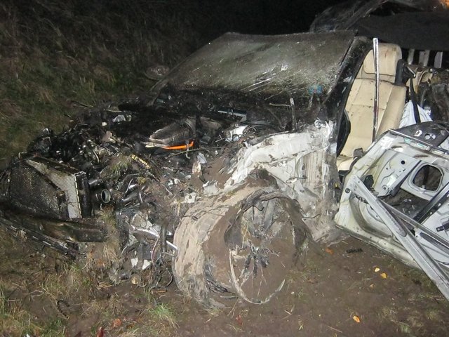 Der BMW wurde bei dem schweren Unfall total zerstört | Foto: Polizei