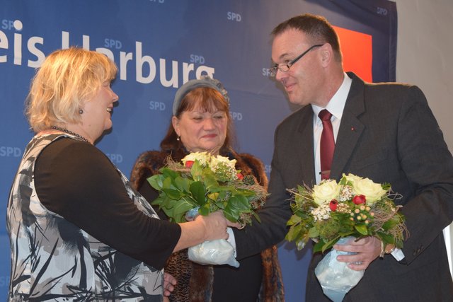 Ehrung der Arbeit der Vorstandsmitglieder des SPD-Ortsvereins Hanstedt: Thomas Grambow bedankte sich stellvertretend bei Traute Müller und Gabriela Neumann (li.)