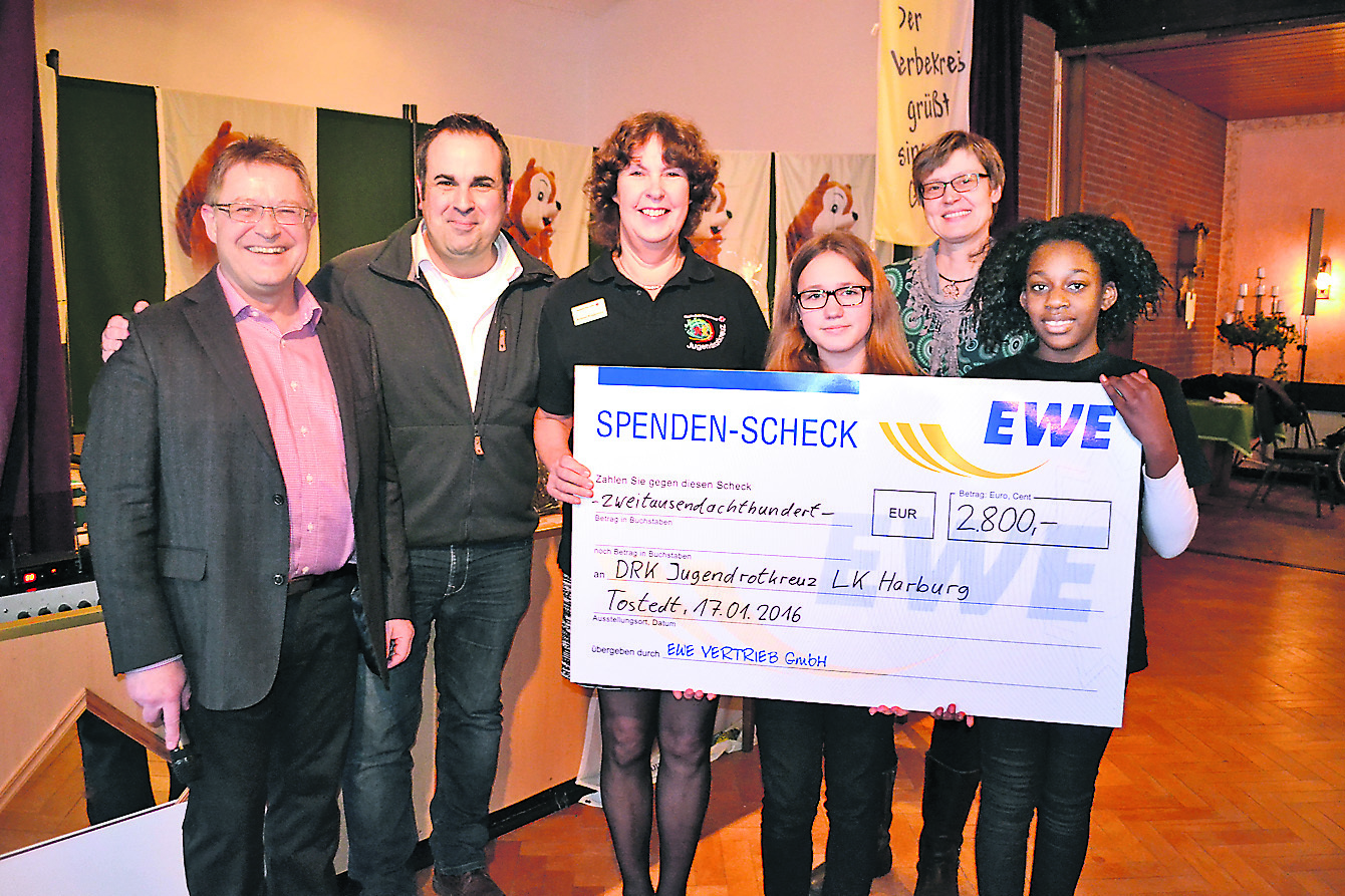 Claus-Dieter Fenske (v. li.) bei der Scheck-Übergabe an das Jugend-Rotkreuz mit Jan Bauer, Susanne Brüggemann, Hannah, Heike Oelgardt und Jessica
