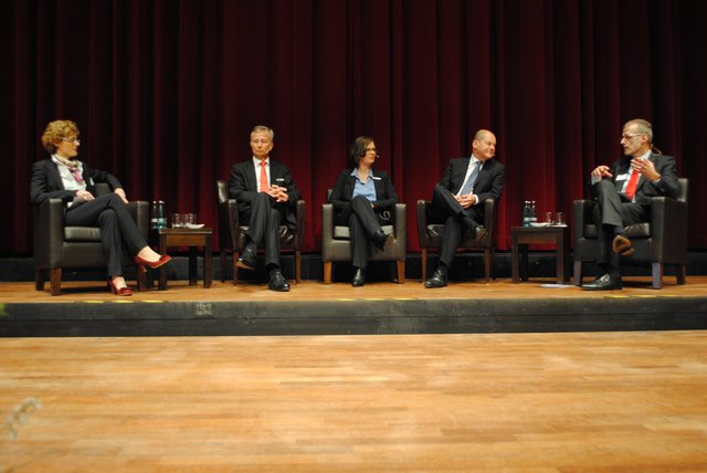 Neu im Programm beim IHK-Neujahrsempfang: eine Podiumsdiskussion: Moderatorin Nana Brink (v.li.), IHK-Ehrenpräsident Lothar Geißler, Carolin Spreckelsen (Autohaus Spreckelsen), Hamburgs Bürgermeister Olaf Scholz und IHK-Präsident Thomas Windgassen