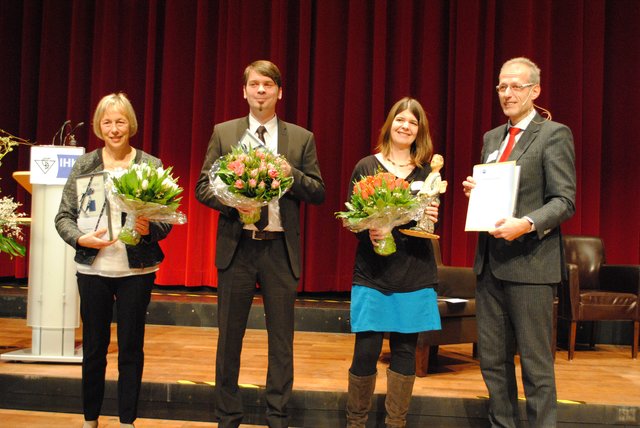 Thomas Windgassen (re.) ehrte die Lehrer des Jahres: Platz zwei belegten Dr. Sylvelin Menge (Gymnasium Osterholz-Scharmbeck) und Malte Friesen (Schulzentrum Jork). Erste wurde Maja Zeißig (Grundschule Karlshöfen)