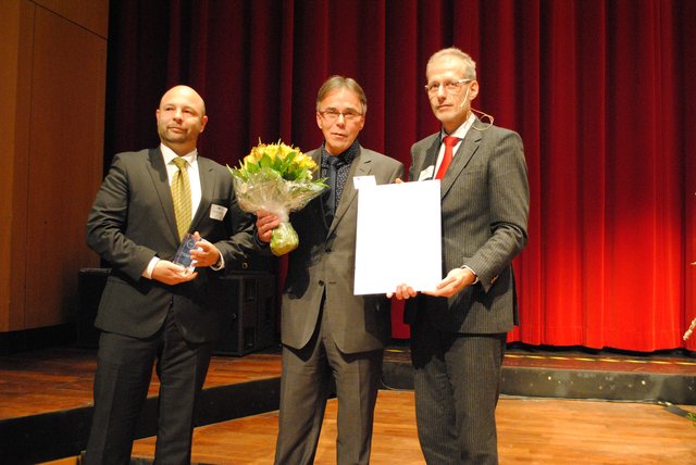 Thomas Windgassen (re.) ehrte den Ausbildungsbetrieb des Jahres: die Nagel Group in Achim, hier vertreten mit Christian Brakmann (li.) und Helmut Rippe