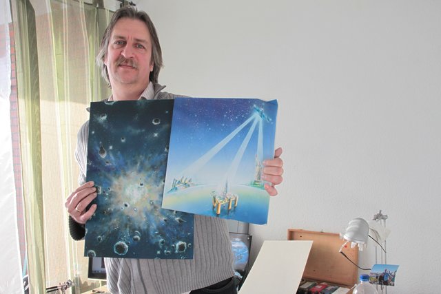 Grafiker und Illustrator Ralf Lemke mit einer Auswahl seiner Arbeiten