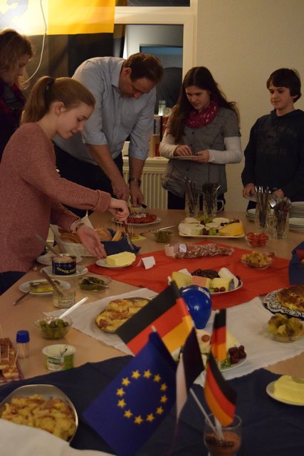 Deutsch-französischer Tag der Freundschaft mit französischem Buffet: Traditionell wird vom Arbeitskreis Plouzane das gesamte Dorf hierzu eingeladen