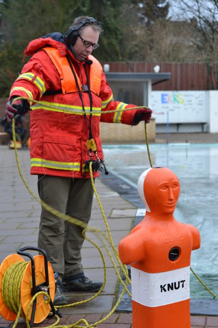 Übungspuppe Knut wurde im Wasser versenkt