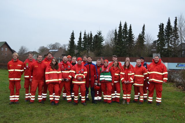 Die DLRG-Mitglieder und die Schwimmmeister nach der erfolgreichen Übung im Tostedter Freibad