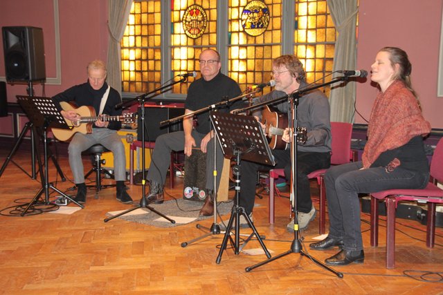 Die Gruppe "Thomstudio" unterhielt mit hochwertiger Folkmusik