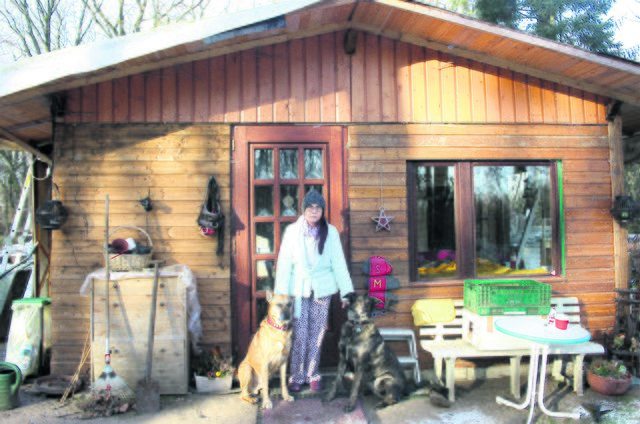 Ohne ihre Hunde Manock und Nora Lee will Birgit Molnar ihr kaputtes Haus nicht gegen eine andere Unterkunft tauschen