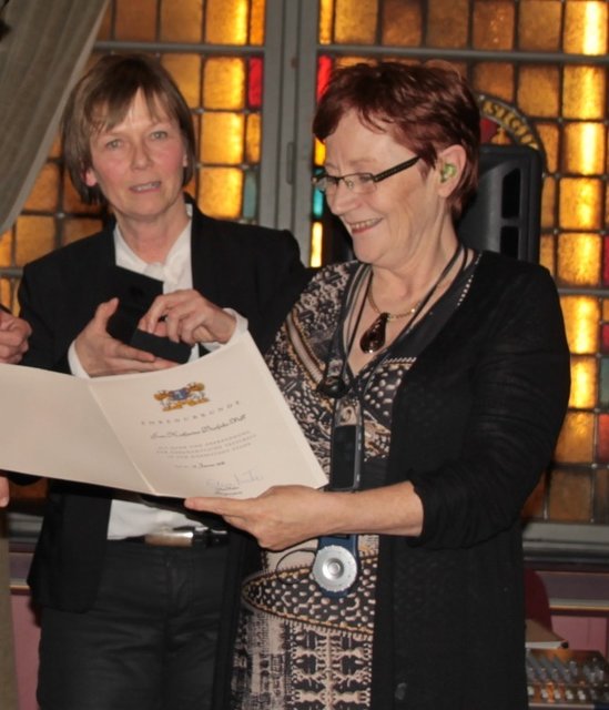 Bürgermeisterin Silvia Nieber und die Geehrte, Katharina Boehnke-Nill (re.) mit der Urkunde