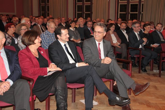 Rund 200 Gäste im Rathaus, darunter (vorne v. re.) Ex-Bürgermeister und Hamburger Staatsrat Andreas Rieckhof, Bundestagsabgeordneter Oliver Grundmann und Landtagsabgeordnete Petra Tiemann