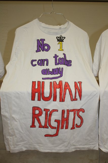 Für die Ausstellung bemalten die IGS-Schüler T-Shirts