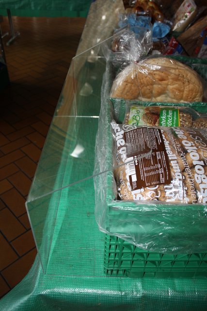Hygienemaßnahme: Das Brot wird mit einem Spuckschutz geschützt
