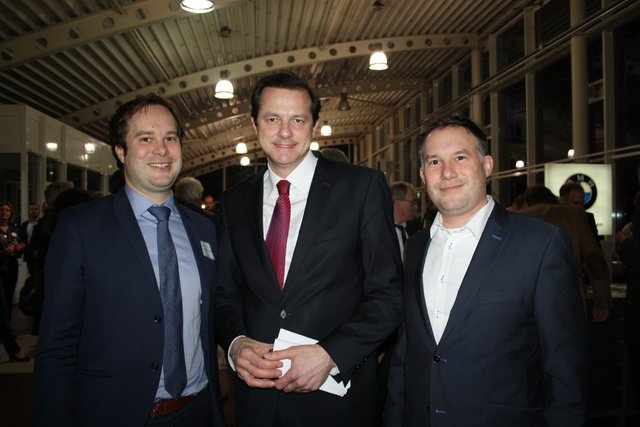 Oliver Grundmann mit den Gastgebern der Veranstaltung: Lorenz Leuchtenberger (li.) und Philip Leuchtenberger (re)