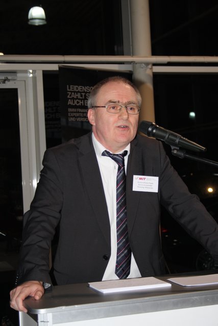 Henning Münnecke begrüßt die Gäste