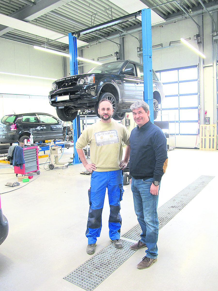 Holger Grundt (re.) mit Karosserieschlosser Jan Krause in der neuen Halle